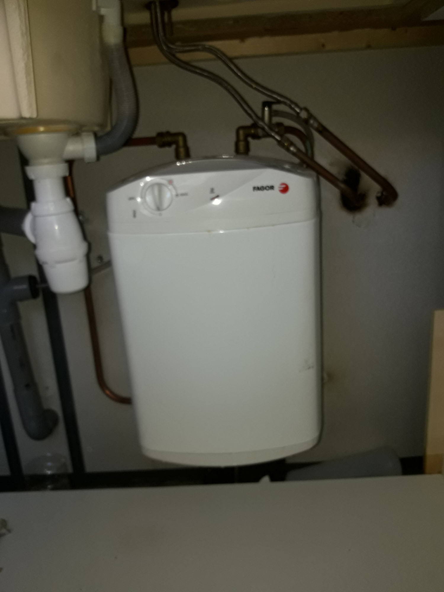 Remplacement de chauffe eau 15 litres sous évier à Aix-en-Provence