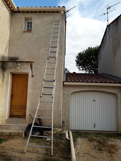 Remplacement des colliers de descente de gouttière à Bouc bel air