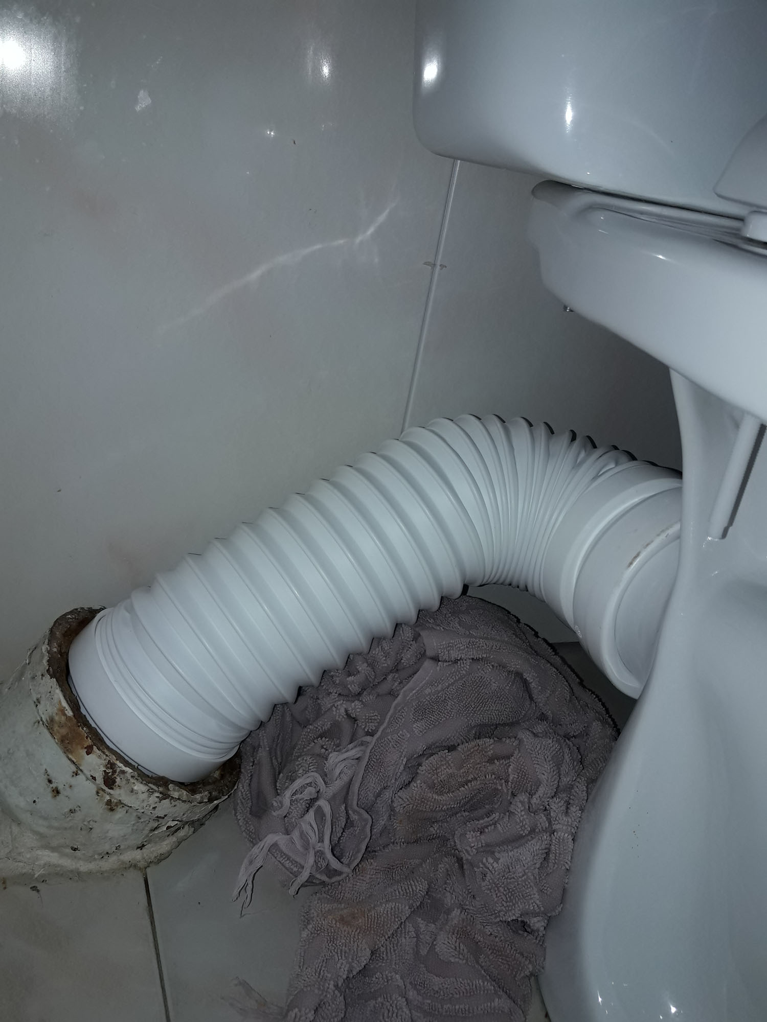 Remplacement de la pipe flexible des WC a Marignane