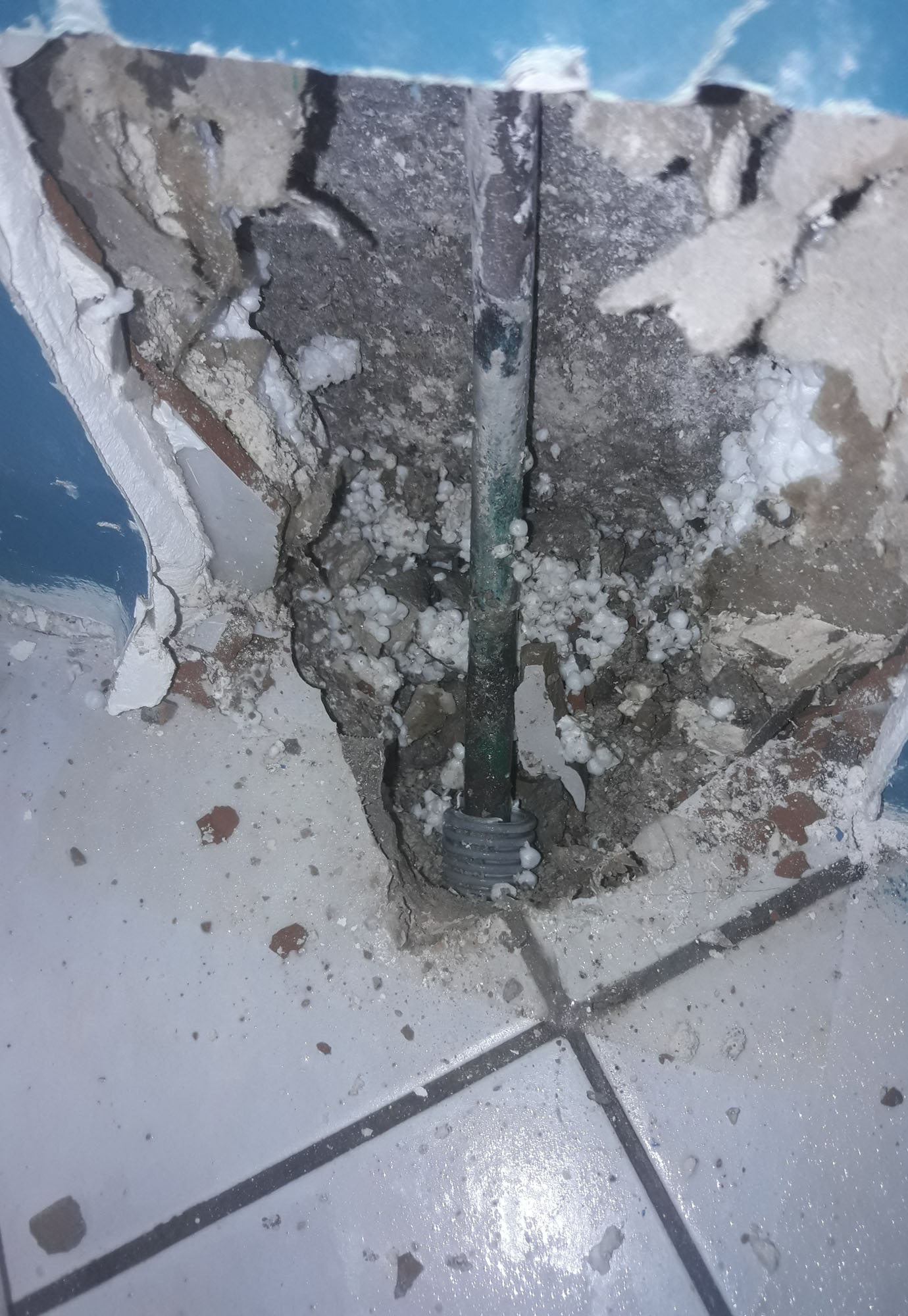Fuite sur tuyau d'eau en cuivre dans les toilettes a Gardanne