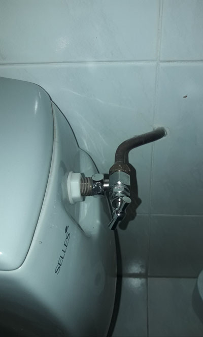 changement du robinet des toilettes. fuite robinet wc. robinet wc qui fuit.