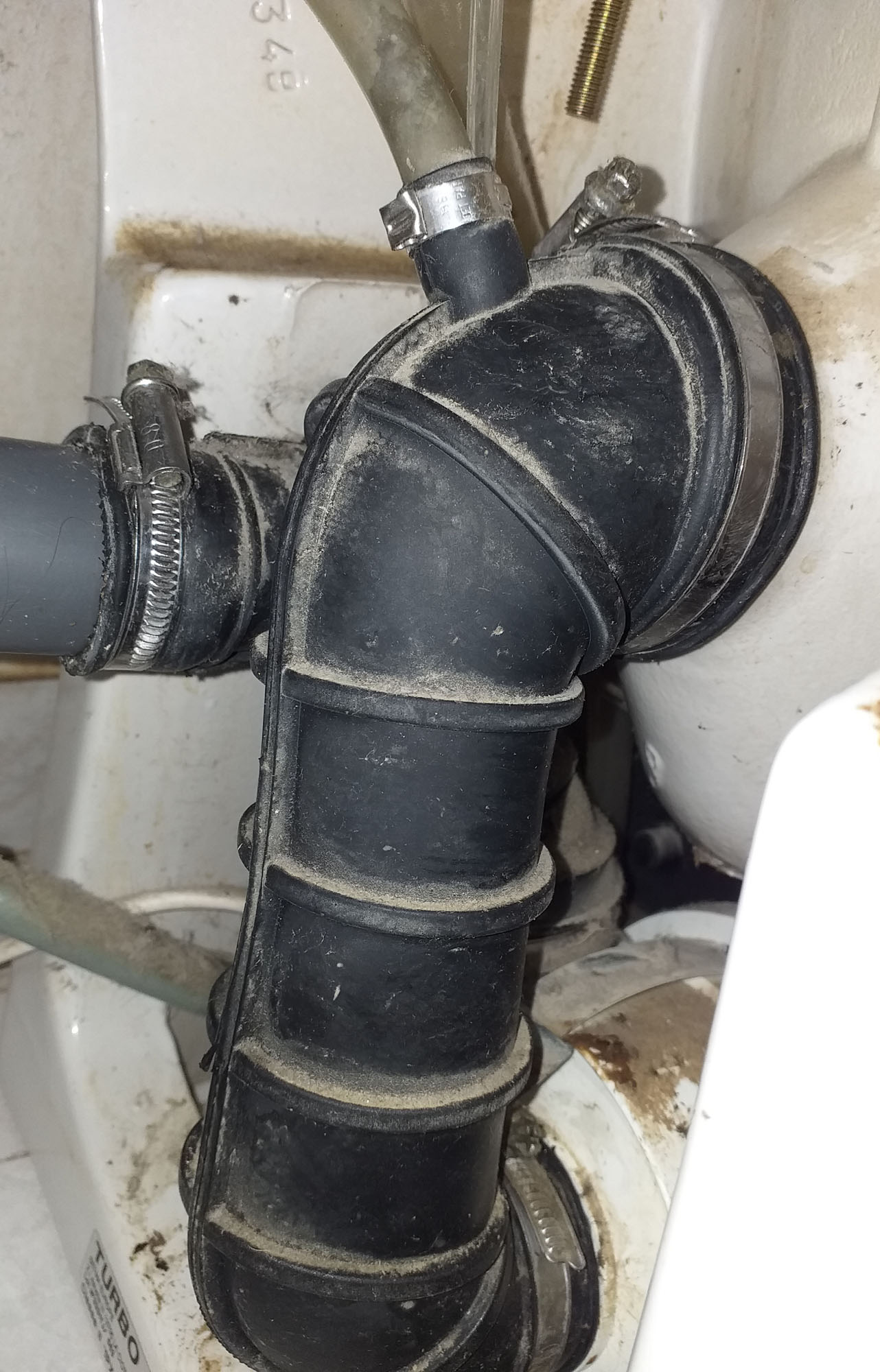 Réparation de fuite sur sani broyeur wc à Fuveau